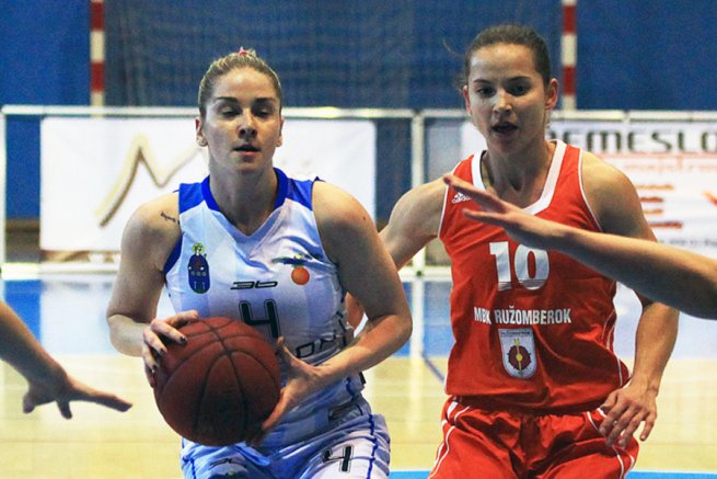 Angelika Theiner (SNV) vs. Zuzana Lázárová (MBK) (Foto: Michal Buza)