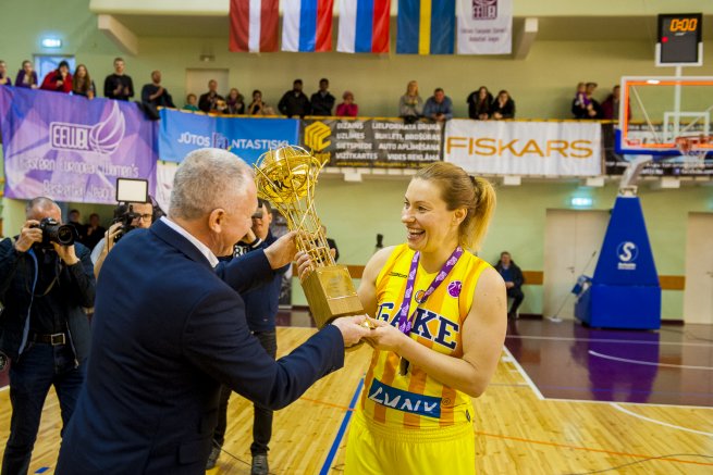 Zuzana Žirková (7) preberá víťaznú trofej (Foto: eewbl.eu)