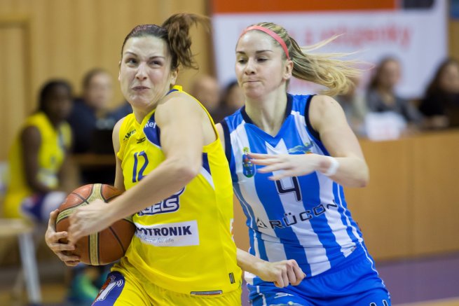 Teja Oblak (GAK) vs. Angelika Theiner (SNV) (Foto: Ľubka Ištoňová)