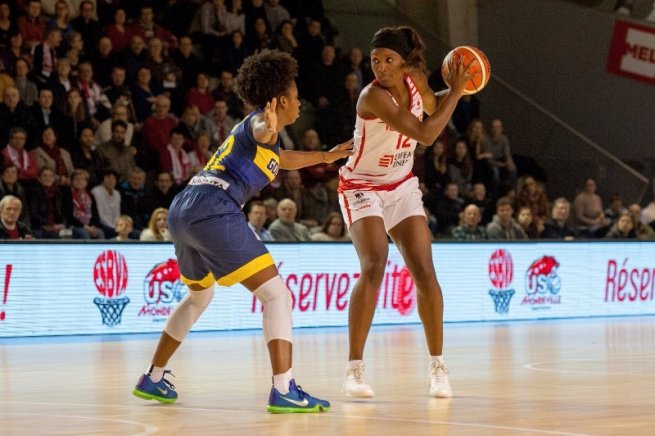 ESBVA Lille Metropole vs. Good Angels Košice, Kamba(12) vs. Johnson(42) (Foto: FIBA / Emmanouel Roussel)