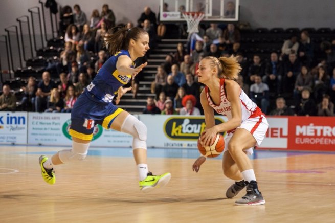 ESBVA Lille Metropole vs. Good Angels Košice, Bremont(5) vs. Bálintová(9) (Foto: FIBA / Emmanouel Roussel)