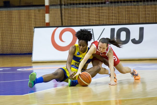 Good Angels Košice vs. BK ŠKP 08 Banská Bystrica, Johnson(42) vs. Piperková(9) (Foto: Ľubka Ištoňová)