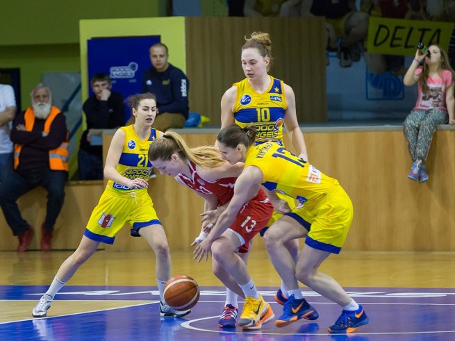 Good Angels Košice vs. BK ŠKP 08 Banská Bystrica, Lukačíková (21), Hruščáková (10) a Kupčíková (13) vs. Mištinová (13) (Foto: Ľubka Ištoňová)