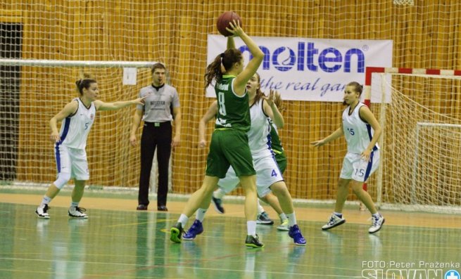 BK Slovan Bratislava vs. MBK Šamorín. Hašková (8) vs. Marcová (4) (Foto: Peter Praženka)