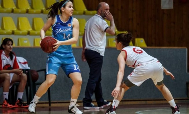 Valéria Mlynarovičová (14), BK Slovan Bratislava (Foto: Ivan Golembiovský)