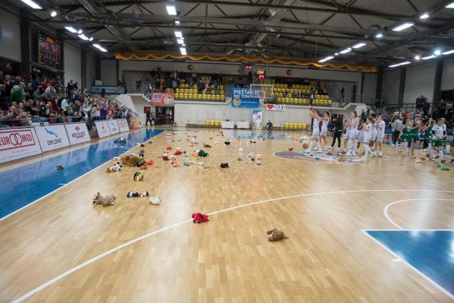 Piešťanské Čajky vs. ŠBK Šamorín, zahádzaná palubovka (Foto: Laco Ďuračka)