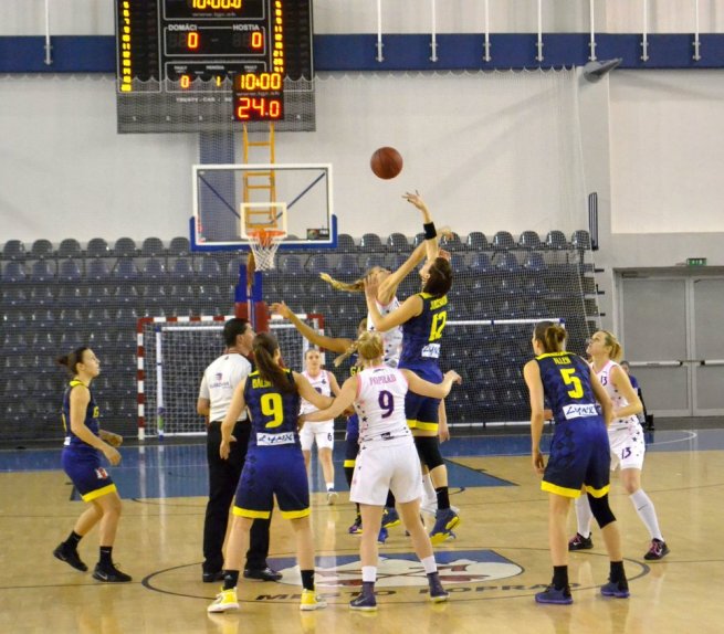 BAM Poprad vs. Good Angels Košice, úvodný rozskok (Foto: Richard Hudeček)