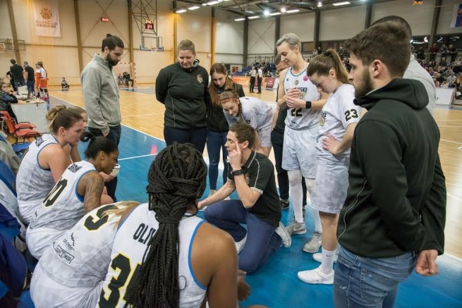 Piešťanské Čajky, tréner Pospíšil a hráčky počas oddychového času (Foto: Laco Ďuračka)