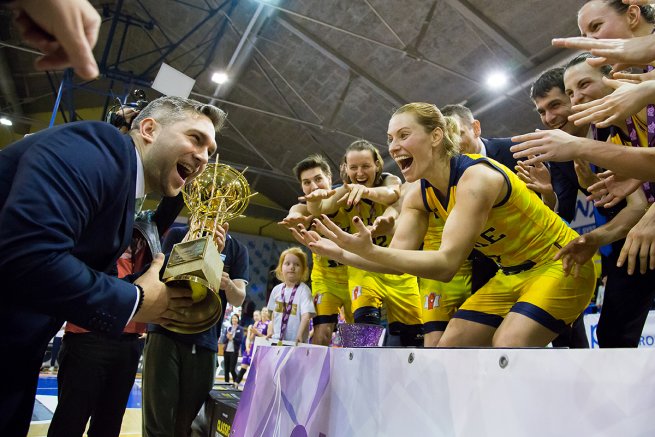 Zuzana Žirková preberá pohár za víťazstvo Good Angels v EEWBL 2016-17 (Foto: Ľubka Ištoňová)