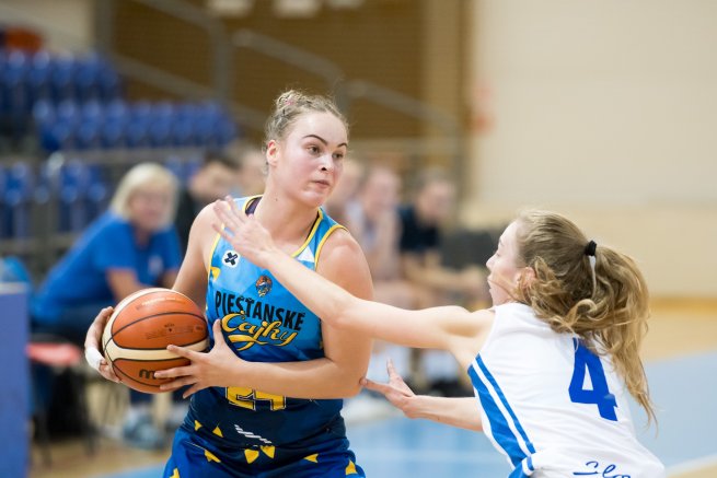 Piešťanské Čajky vs. BK Slovan Bratislava, Gajdošová (24) vs. Olšová (4) (Foto: Laco Duračka)