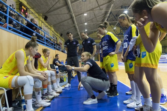 YOUNG ANGELS Košice vs. UBI Graz (AUT), trénerka Zuzana Žirková (Foto: Jäzva)
