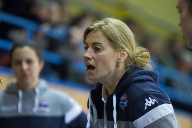 YOUNG ANGELS Košice vs. ŠBK Šamorín, trénerka Zuzana Žirková (Foto: Jäzva)