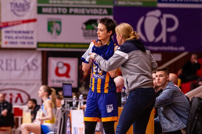 Piešťanské Čajky vs. YOUNG ANGELS Košice, Miljana Bojovič (22) a trénerka Zuzana Žirková (Foto: Jakub Ruman)
