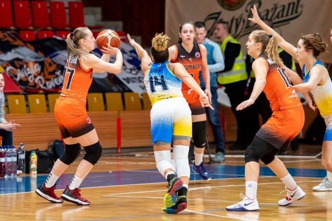 MBK Ružomberok vs. Piešťanské Čajky, Nikola Dudášová (77) (Foto: Laco Duračka)