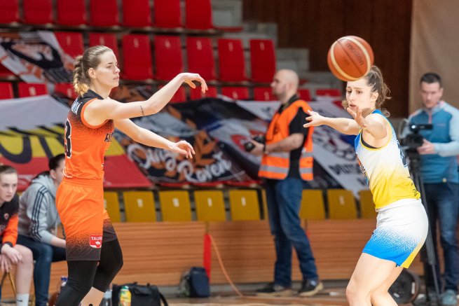 MBK Ružomberok vs. Piešťanské Čajky, Miroslava Mištinová (13) (Foto: Laco Duračka)