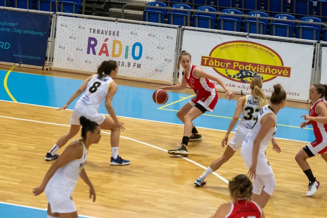 Piešťanské Čajky - BK ŠK UMB Banská Bystrica (Foto: Laco Duračka)