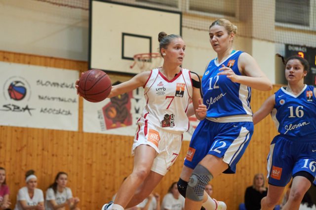 BK ŠK UMB Banská Bystrica vs. BK Slovan Bratislava, Rebeka Chovancová (7) (Foto: Ivan Golembiovský)