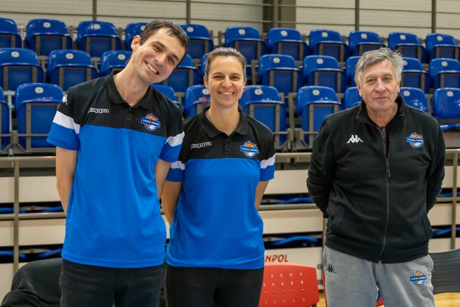 Piešťanské Čajky vs. YOUNG ANGELS Košice, Tréner Dvorščák, asistentka trénera Jalčová a masér Slatkovský (Foto: Laco Duračka)