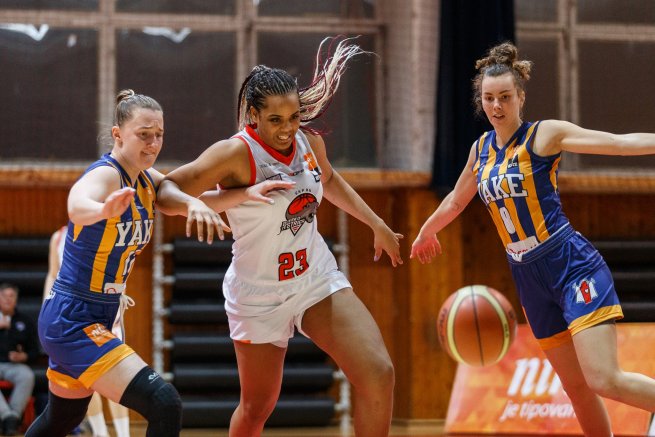 BK ŠKP 08 Banská Bystrica vs. YOUNG ANGELS Košice, Shalaunda Burney-Robinson (23) (Foto: Ivan Golembiovský)