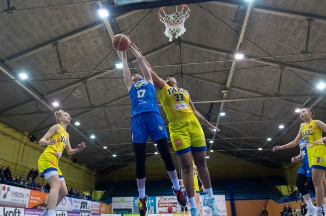 YOUNG ANGELS Košice vs. Piešťanské Čajky, Fluker (33) vs. Kozáková (17) (Foto: Jäzva)