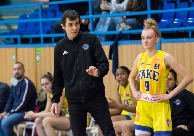 YOUNG ANGELS Košice vs. Piešťanské Čajky, tréner Dvorščák a Ema Rodáková (9) (Foto: Jäzva)