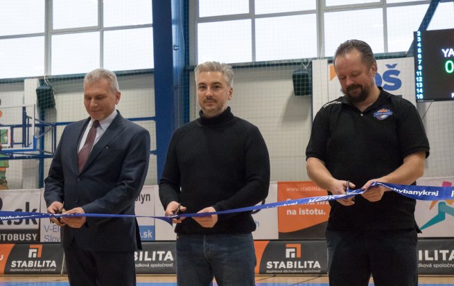 Otvorenie telecvične SOŠ Šaca, Peter Smolnický (riaditeľ SOŠ Šaca), Rastislav Trnka (predseda KSK) a Daniel Jendrichovský (generálny manažér Young Angels Košice) (Foto: Jäzva)