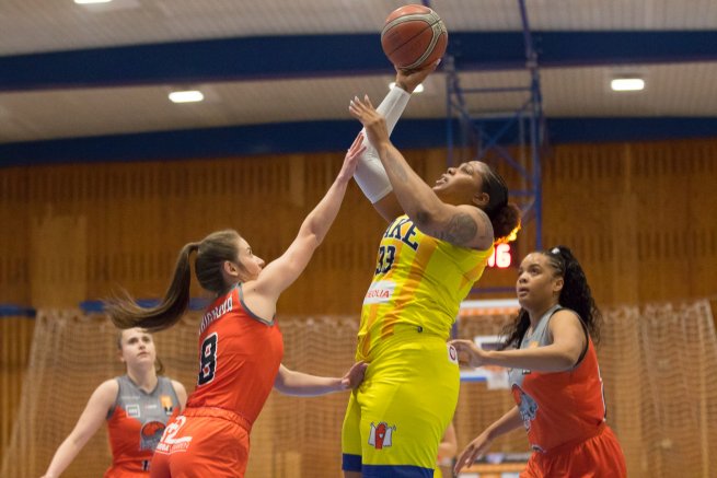 YOUNG ANGELS Košice vs. BK ŠKP 08 Banská Bystrica, Chanon Fluker (33) a Valerie Higgins (22) (Foto: Jäzva)