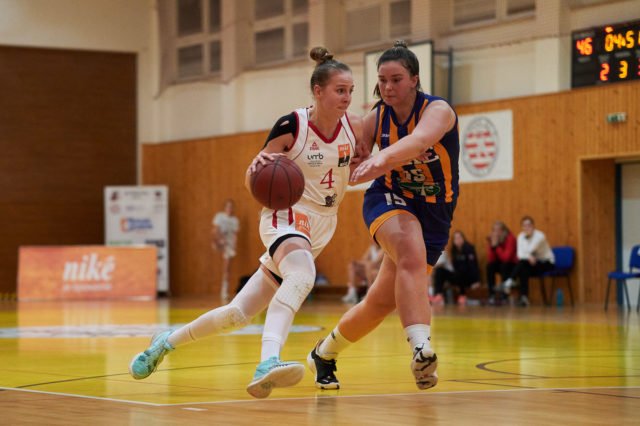 BK ŠK UMB Banská Bystrica vs. YOUNG ANGELS U19 Košice, Paulechová (4) vs. Kristlová (15) (Foto: Ivan Golembiovský)