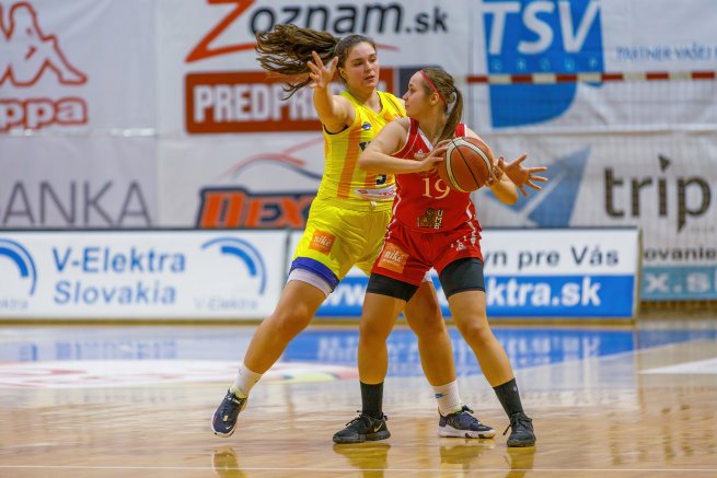 YOUNG ANGELS Košice vs. BK ŠKP 08 Banská Bystrica, Kristlová (3) vs. Vyšná (19) (Foto: Marek Findrík)