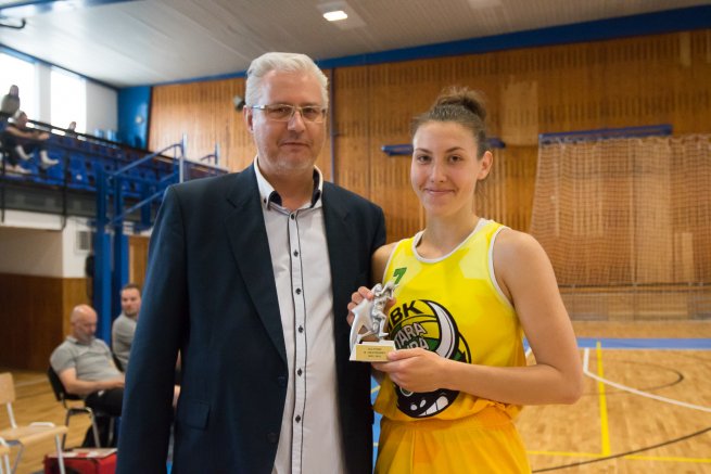 MBK U19 Stará Turá vs. BK ŠKP 08 U19 Banská Bystrica, Miloš Drgoň, prezident SBA a Tereza Vandlíková (7) (Foto: Jäzva)