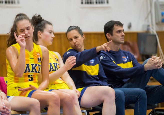 YOUNG ANGELS Košice vs. BK ŠK UMB Banská Bystrica, asistentka trénera Ivana Jalčová (Foto: Jäzva)