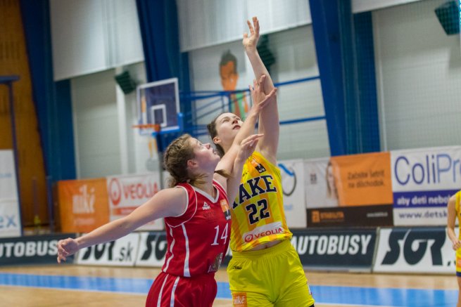 YOUNG ANGELS Košice vs. BK ŠK UMB Banská Bystrica, Jakubčeková (22) vs. Kollárová (14) (Foto: Jäzva)