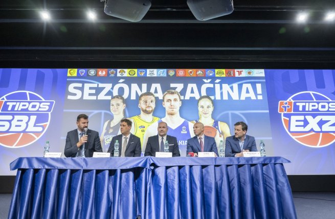 Tlačovka SBA - Radoslav Rančík, prezident Slovenskej basketbalovej asociácie  Michal Ondruš, minister cestovného ruchu a športu SR Dušan Keketi, Ján Müller z finančnej skupiny Partners a riaditeľ športovej stanice Joj Šport Roman Neuschl (Foto: TASR)