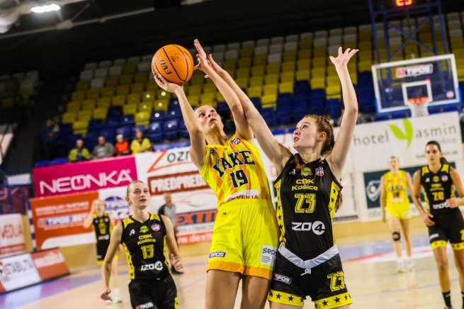 YOUNG ANGELS Košice vs. CBK Košice, Katarína Šedivá (19) vs. Alex Czakóová (23) (Foto: Jäzva)