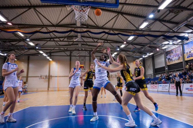 Piešťanské Čajky vs. CBK Košice, Rita Igbokwe (32) (Foto: Laco Duračka)