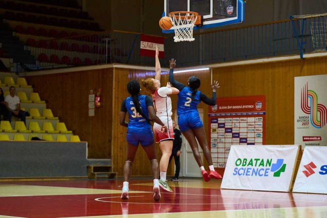 Slávia ŠKP Banská Bystrica vs. Piešťanské Čajky, Lucia Žilinská (7) vs. Rita Igbokwe (32) a Ke´Shunan James (2) (Foto: Ivan Golembiovský)