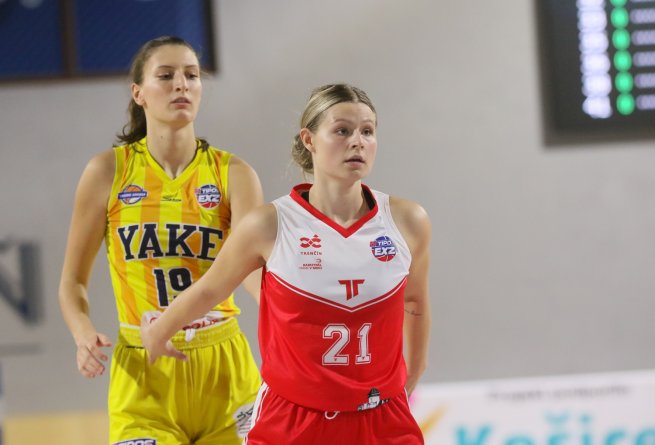 YOUNG ANGELS Košice vs. BK AS Trenčín, Katarína Šedivá (19) a Natália Filická (21) (Foto: Jäzva)