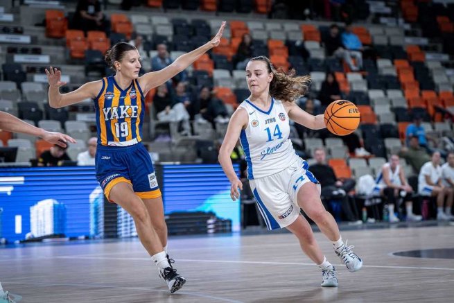 BK Slovan Bratislava vs. YOUNG ANGELS Košice, Lucia Lüttmerdingová (14) vs. Katarína Šedivá (19) (Foto: Michal Šabo)