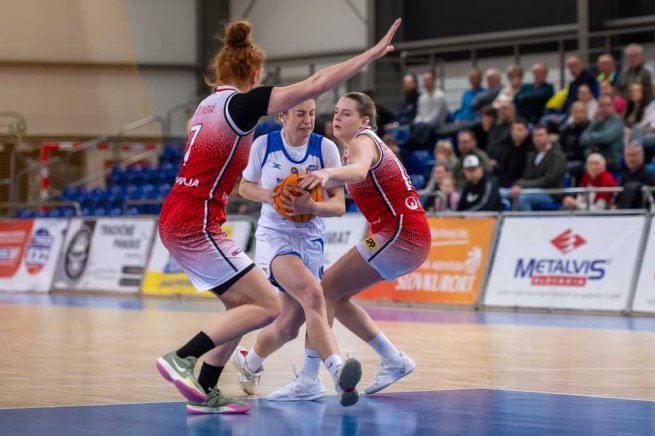 Piešťanské Čajky vs. Slávia ŠKP Banská Bystrica, Alexandra Buknová (10) (Foto: Laco Duračka)