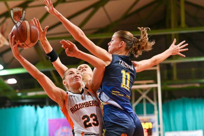 MBK Ružomberok vs. Piešťanské Čajky, Oľga Jackovec (23) vs. Nataša Taušová (11) (Foto: Rudo Maškurica)