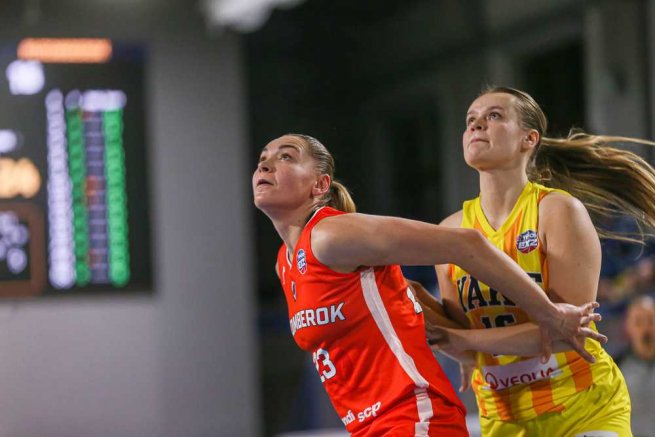YOUNG ANGELS Košice vs. MBK Ružomberok, Kamila P/lavnická (16) vs. Oľga Jackovec (23) (Foto: Jäzva)