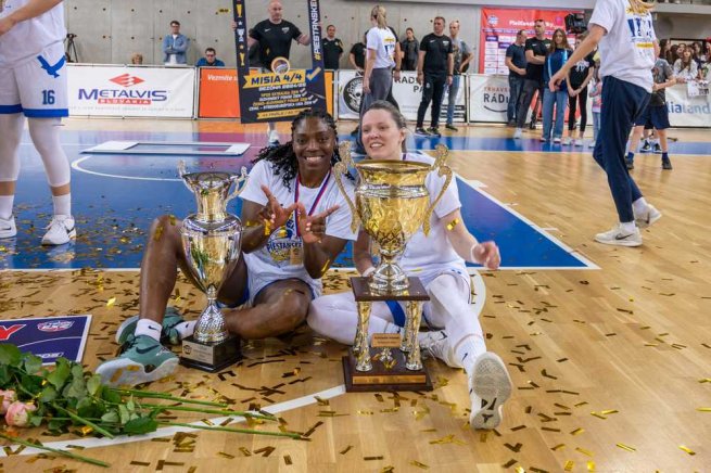 Ke´Shunan James (2) a Andželika Mitrasinovič (8) s trofejami (Foto: Laco Duračka)
