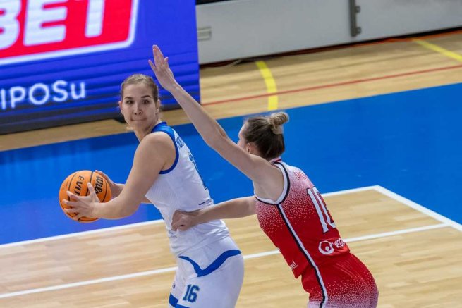 Piešťanské Čajky vs. Slávia ŠKP Banská Bystrica, Alica Moravčíková (16) (Foto: Laco Duračka)
