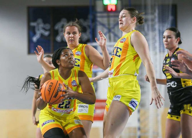 YOUNG ANGELS Košice vs. CBK Košice, Randi Brown (22), Nela Čatlošová (33) a Erin antosh (17) (Foto: Jäzva)