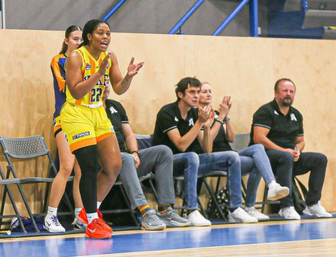 YOUNG ANGELS Košice vs. ŠBK Šamorín, Randi Brown (22) a realizačný tím (Foto: Jäzva)