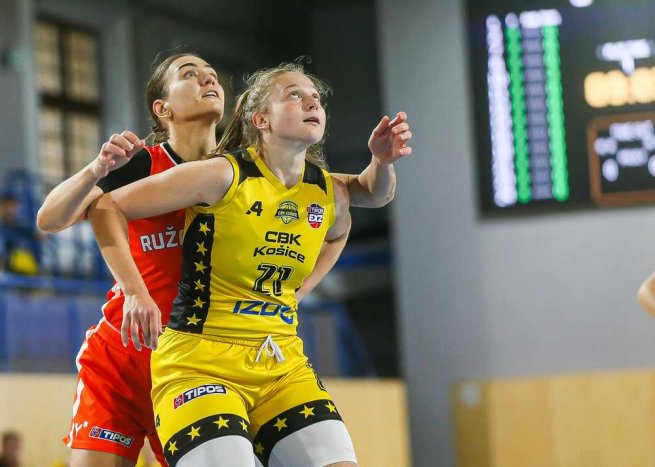 CBK Košice vs. MBK Ružomberok, Emma Kmetoniová (21) vs. Diana Mikovčáková (5) (Foto: Jäzva)