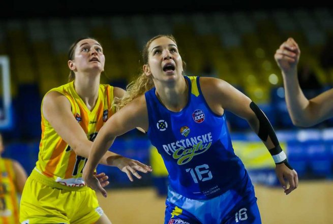 YOUNG ANGELS Košice vs. Piešťanské Čajky, Erin Antosh (17) vs. Alica Moravčíková (16) (Foto: Jäzva)