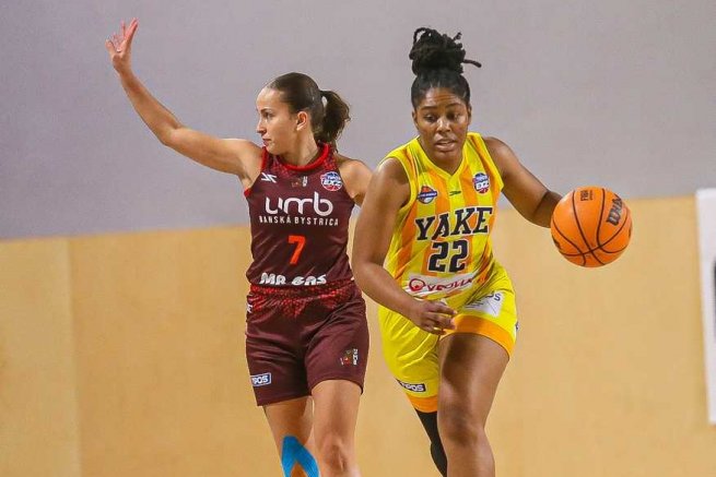 YOUNG ANGELS Košice vs. BK ŠK UMB Banská Bystrica, Randi Brown (22) vs. Jana Matejčíková (7) (Foto: Jäzva)