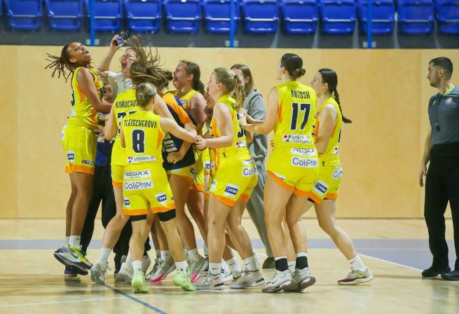 YOUNG ANGELS Košice vs. Slávia ŠKP Banská Bystrica, košická radosť po víťazstve (Foto: Jäzva)