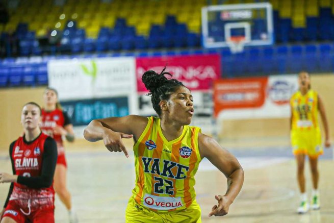 YOUNG ANGELS Košice vs. Slávia ŠKP Banská Bystrica, randi Brown (22ň s víťazným gestom (Foto: Jäzva)